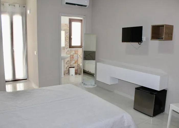 Elegance לינה וארוחת בוקר 4*